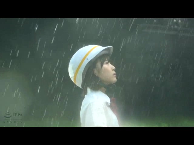 自転車通学の○学生びしょ濡れ雨宿り野外レ●プ映像_01